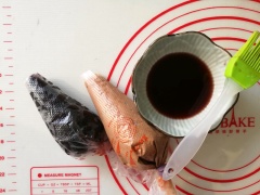 Phần trang trí: Trộn đều 260g kem whipping và 30g đường bột chia nhỏ. Lấy 1/3 hỗn hợp kem và thêm một siro chocola đen, trộn cho quyện đều, sau đó cho vào túi bắt kem, có lổ 1.5cm.