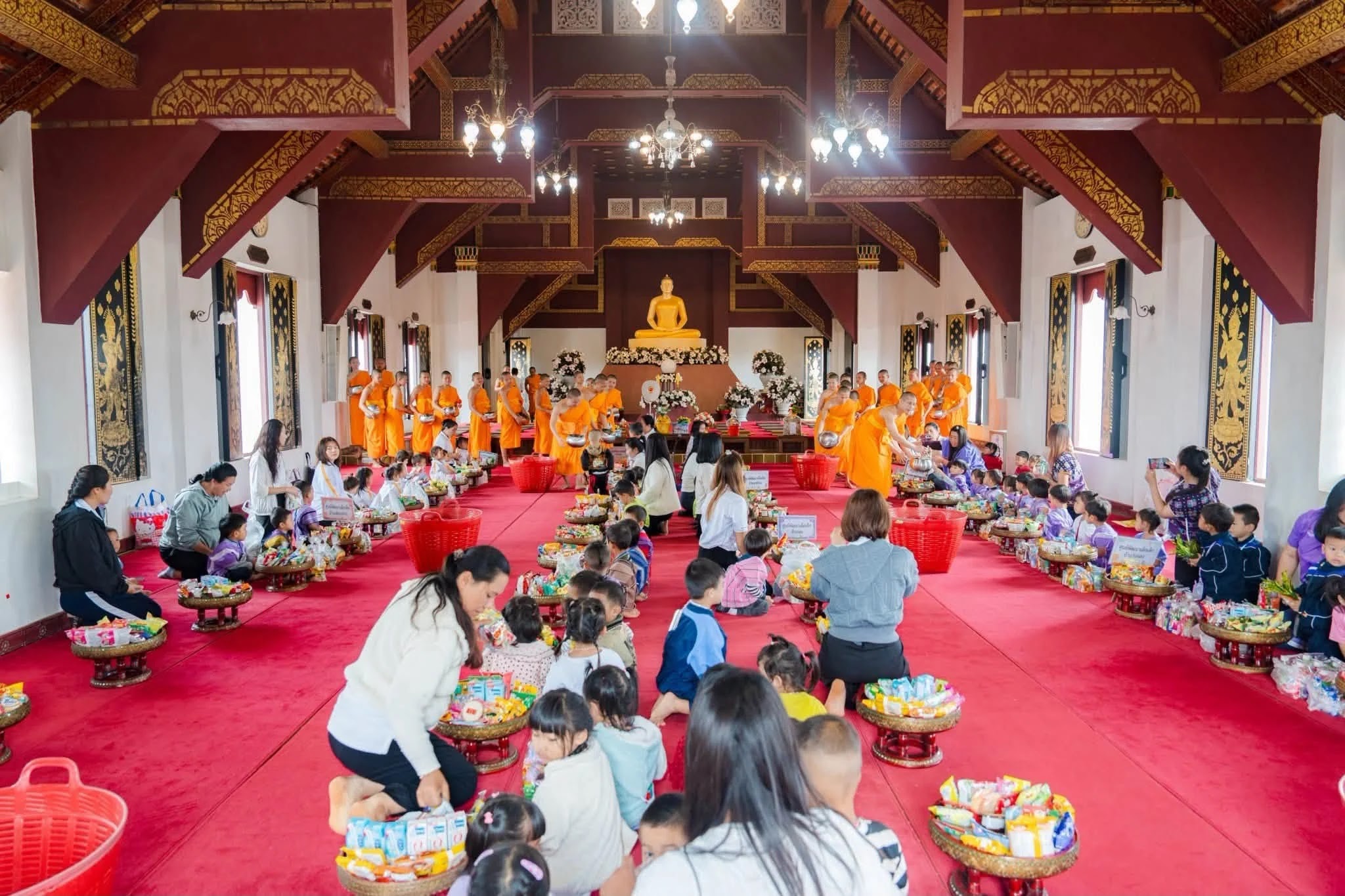 ภาพประกอบ ข่าวเกี่ยวกับนักเรียนตอนนี้มาแรง….เทศบาลตำบลบ่อหลวง โดยการนำของนายกเทศมนตรีประนอม  หล้าจู  ได้นำนักเรียนอนุบาล 9 โรงเรียน ในเขตตำบลบ่อหลวง มาทำกิจกรรมที่วัดบ้านขุน พระภิกษุ และพี่เ