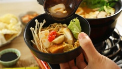 Lẩu kim chi ặn cùng bún hoặc mì. Khi ăn lần lượt cho các loại rau nấm vào nồi lẩu. Vị chua chua, cay cay của kim chì hòa cùng nước lẩu ngọt thanh làm nên hương vị đặc biệt của món lẩu. Những ngày cuối tuần mát trời thì lẩu kim chi chay xứng đáng là lựa chọn tuyệt vời để họp mặt cùng bạn bè đấy.