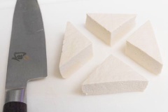 Chuẩn bị làm đậu hũ sốt cà chua: Rửa sạch đậu hũ trắng, cắt miếng vừa ăn, dùng giấy thấm khô. Cho đậu hũ vào chảo dầu nóng chiên cho đến khi đến khi đậu có màu vàng nâu thì vớt ra để ráo dầu. Cà chua cắt miếng nhỏ, bỏ hạt.