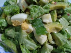 Cho xà lách vào thau to + bơ + trứng gà, rưới phần sốt vào và trộn đều nhẹ tay. Bày salad quả bơ ra đĩa thưởng thức. Chúc các bạn thành công.