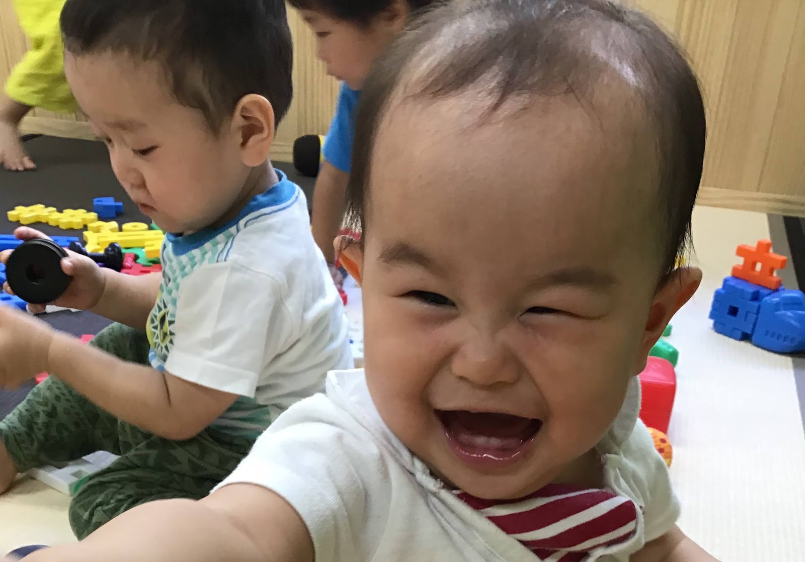 Anna保育園の手ぶら登園サービスを利用し笑顔で登園する親子