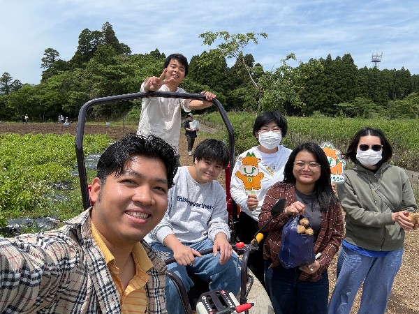 情報処理学研究室の学生が木花フィールドでのジャガイモ収穫に参加しました
