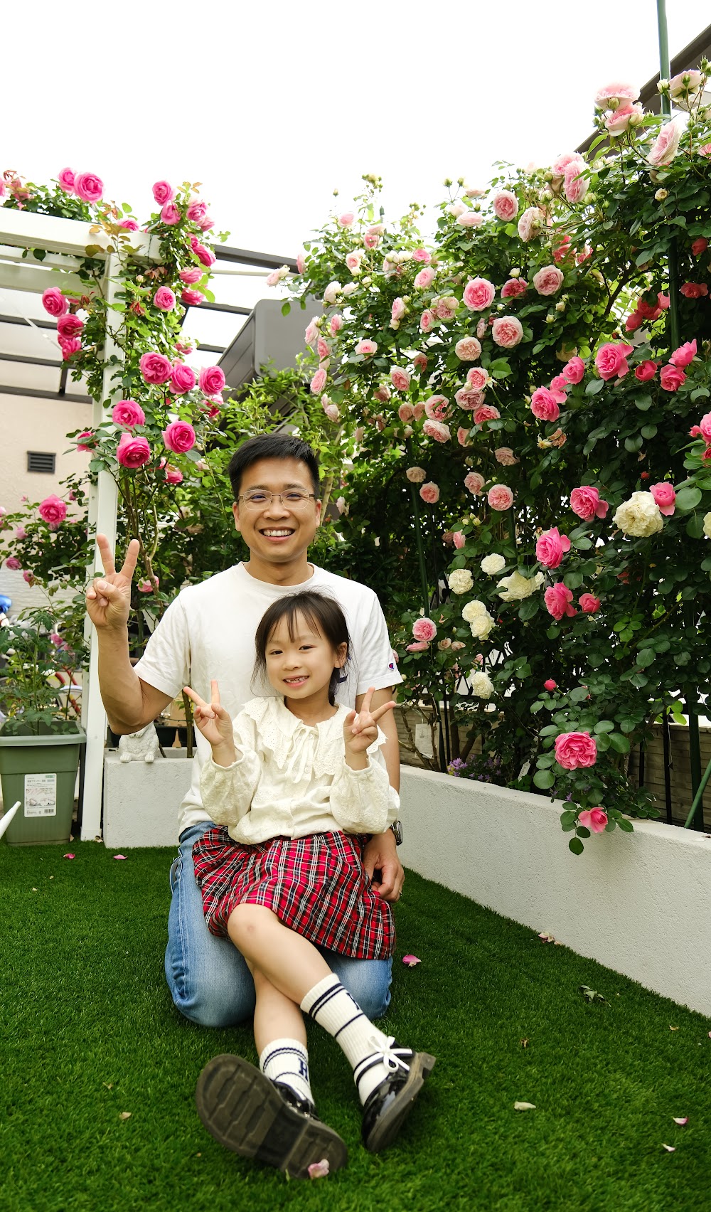 Anh Taka bên con gái trong vườn hồng tại Nhật, cuộc sống bình yên sau 18 năm bền bỉ lập nghiệp