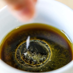 Bật máy nướng hoặc vỉ nướng điện, đặt ớt chuông lên và nướng cho ớt chín, hơi cháy xém thì lấy ra. Cắt đôi miếng ớt chuông. Làm sốt tương: cho 1 muỗng canh dầu olive, 1 muỗng canh rượu sake, 3 muỗng canh rượu mirin, 30ml nước dùng dashi, 2 muỗng canh nước tương, chút muối và tiêu, khuấy đều hỗn hợp sốt.