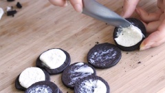 Trước tiên, bạn tách đôi bánh oreo, gạt bỏ phần kem. Băm vụn 1 cái oreo, để nguyên 3 cái. Chuẩn bị sẵn 1 ly thủy tinh sau đó rót sốt chocolate vào.