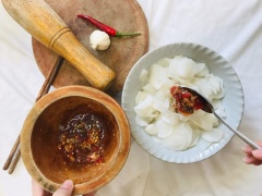 Cho toàn bộ gia vị đã giã nhuyên vào ướp với củ cải. Cho vào ngăn mát tủ lạnh từ 3-4 tiếng là củ cải thấm gia vị và có thể dùng được. Dùng trong 1-2 ngày. Nếu bảo quản ở nhiệt độ thường thì khoảnh 1-2 tiếng là có thể dùng được.