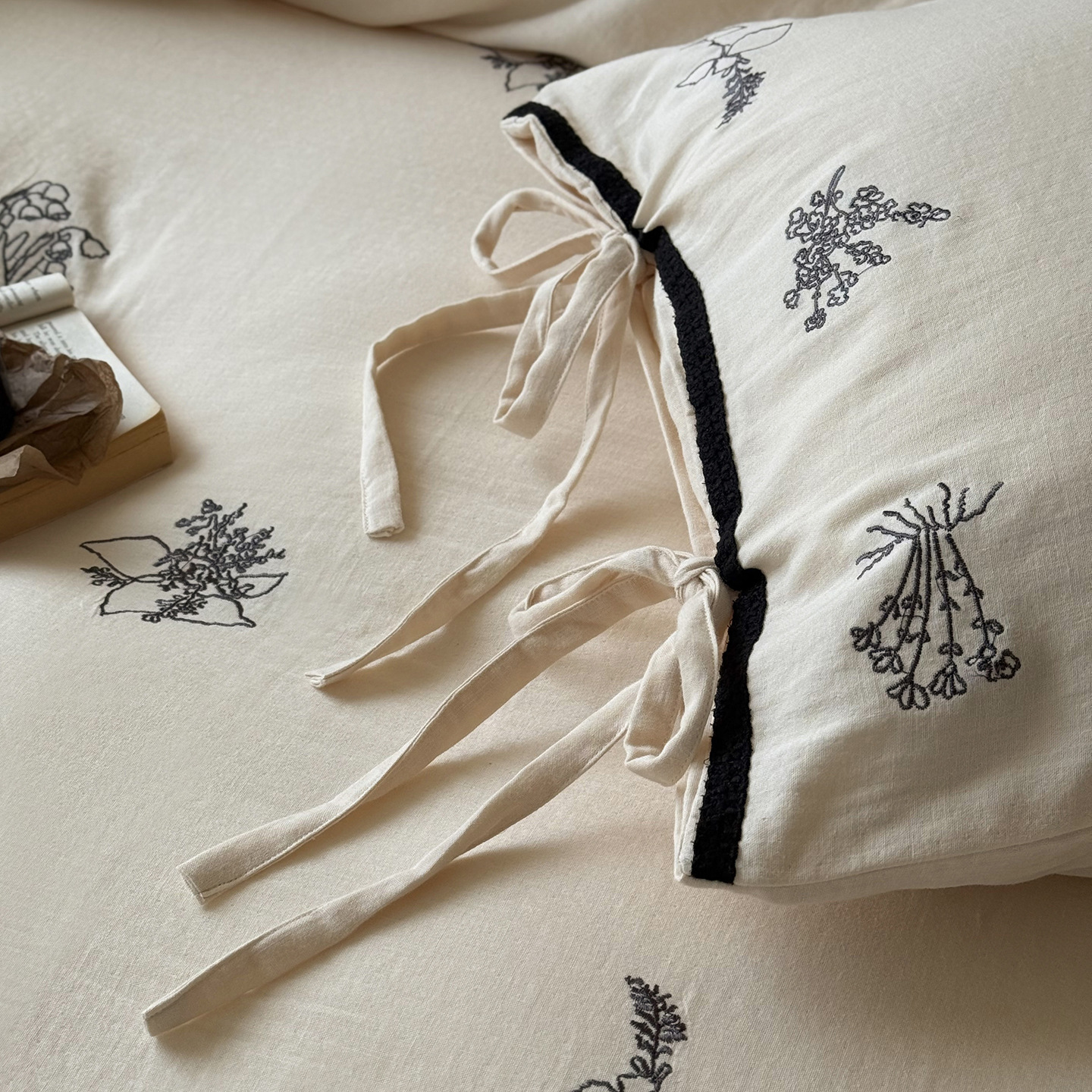 Cotton bed linens with crinkle texture, 4-piece