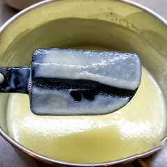 Cho 2 lòng đỏ trứng gà, đường vào tô rồi dùng máy đánh trứng đánh đến khi chuyển sang màu sáng. Chế 250ml sữa tươi nguyên kem, 100ml heavy crream và 1/4 muỗng cà phê muối vào nồi và đun cho ấm là được, nhớ khuấy đều nhé. Sau đó từ từ chế hỗn trứng vào, khuấy đều tay đến khi hỗn hợp sệt lại là được.