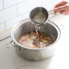 Bắc nồi lên bếp, cho vào 50g bơ, đun tan chảy trên lửa nhỏ. Thả hành boa rô, hành tây vào phi thơm, đảo nhẹ tay để cho đến khi hành chín mềm. Cho cà rốt cùng khoai tây vào, đảo đều khoảng 2 phút. Chế 720ml nước dùng từ cá khô vào nồi rau củ, nêm 1/2 muỗng tỏi băm, 1/2 muỗng siro bắp, 1/2 muỗng đường trắng, 1/2 muỗng muối, đậy nắp và nấu trong khoảng 5 phút.
