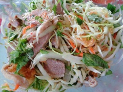 Bắp cải thái mỏng, cho vào âu cùng cà rốt, hành tây, ớt sừng, vịt, 2 muỗng canh nước mắm, 20g đường, 1 muỗng canh nước cốt chanh, 1 muỗng canh nước, 1 muỗng canh gừng giả nhuyễn, 2 muỗng canh tỏi ớt băm hòa chung trong một bát. Sau đó cho các loại rau vào cùng chút hành phi đảo nhẹ. Nêm lại cho vừa ăn.