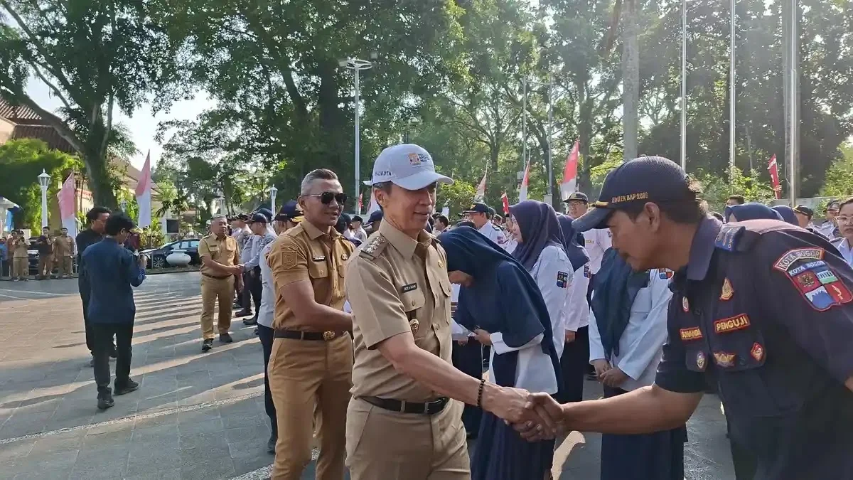 Sejumlah angkutan kota beroperasi di jalanan Kota Bogor yang kini menjadi fokus penertiban oleh Pemerintah Kota Bogor.