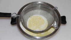 Heavy cream rây qua rây cho vào một nồi khác, đổ từ từ hỗn hợp trứng, sữa ở trên vào thông qua rây để loại bỏ phần cặn. Khuấy đều hỗn hợp, dùng màng bọc thực phẩm bọc lại, để nguội.