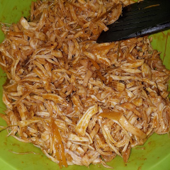 Trộn đều hành tím băm, tỏi băm, 2 cây sả bằm, 2 cây sả để nguyên xé sợi, 1 muỗng cà phê ớt bột, ớt tươi cắt nhỏ, gói gia vị bò kho, bột ngũ vị hương, 1 muỗng canh đường trắng, 1 muỗng cà phê muối trong tô. Cho gà xé vào cùng, trộn đều. Lấy một ít nước luộc gà đổ vào cho vừa ngập ướt gà. Để hỗn hợp khoảng 2 - 3 giờ cho thấm.