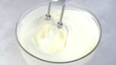 Phần milk foam: Cho vào tô thủy tinh 200ml kem béo, 100ml sữa tươi, 5ml nước vani, 2gr muối rồi dùng máy đánh trứng đánh đều đến khi các nguyên liệu chuyển thành một hỗn hợp sánh mịn. Lưu ý là không đánh milk foam quá bông nhé!