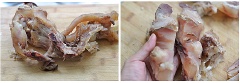 Gân bò rửa sach, luộc qua cùng 1/2 muỗng cà phê muối. Dùng dao sắc thía nhỏ gân thành từng miếng vừa ăn.