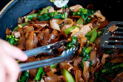 Sau đó, cho cải làn và thịt vào với phở và đảo đều. Cuối cùng, bạn nêm nếm giấm, nước mắm và xì dầu cho vừa ăn rồi tắt bếp. Món phở xào kiểu Thái đã hoàn tất rồi!
