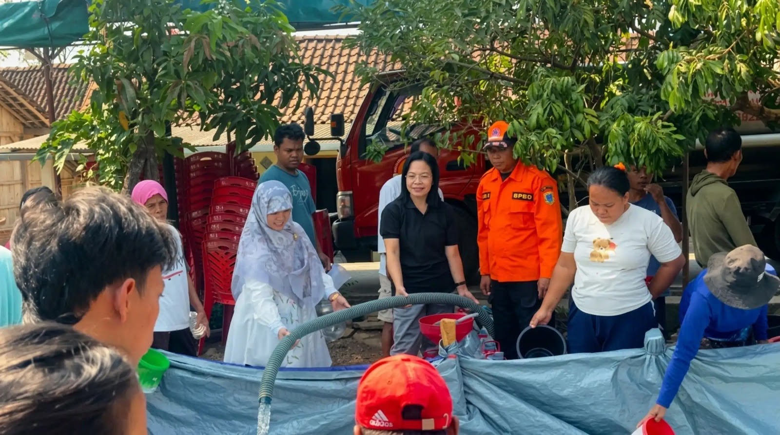 Anggota Komisi E DPRD Provinsi Jawa Tengah Hj. Ida Nurul Farida, M.Pd., memegang selang saat membantu proses distribusi air bersih bagi warga Desa Nyemoh, Kecamatan Bringin, Kabupaten Semarang. Kegiatan tersebut dilakukan bersama Kepala Desa Nyemoh Siti Mariah Ulfa, BPBD, dan relawan sebagai respons atas dampak kemarau panjang yang menyebabkan keterbatasan pasokan air bersih.