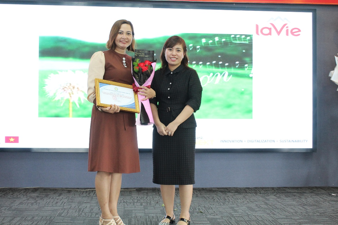 Hoa và thư cảm ơn Nhà trường gửi đến đơn vị vì đã đồng hành cùng sinh viên Trường DLA