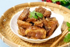 Cho sườn kho ra tô, thêm ít ngò rí cho đẹp mắt. Sườn kho tiêu cay béo với những miếng sườn dai dai, ngấm đều gia vị đậm đà. Đặc biệt tiêu cay thơm giúp món ăn thêm ấm nóng. Thích hợp cho những bữa cơm chiều lạnh.
