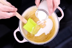 Bắc một nồi đáy dầy lên bếp, đun lửa nhỏ, cho bơ nhạt vào nấu cho đến khi hoàn toàn tan chảy, trong quá trình đun bạn nhớ khuấy đều tay liên tục. Kế đó lần lượt thêm bột mì, sữa vào đảo chung. Sau cùng là thêm kem whipping, tiếp tục đảo đều. Nấu cho đến khi hỗn hợp hơi đặc sánh lại, lúc này nếu khuấy bạn sẽ thấy nặng tay hơn trước một chút.