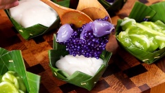 Để nguội các phần bánh vừa làm sau đó cho vào chén làm bằng lá chuối có thể trộn các loại bánh khác nhau với nhau sẽ đa dạng hơn về hương vị và bắt mắt hơn trong màu sắc món ăn. Cho phần trứng sợi lên trên bánh.