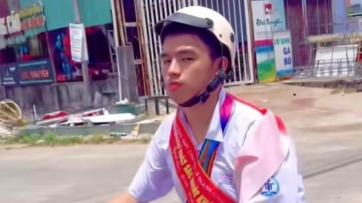 Nam sinh đeo trĩu cổ huy chương, phần thưởng sau lễ bế giảng gây sốt - Tạp chí Tri thức