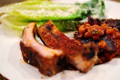 Nếu bạn cho thêm nước sốt barbecue thì trước khi lấy sườn ra khỏi lò 10 phút, bôi nước sốt đều lên hai mặt rồi cho trở lại lò nướng 5 – 10 phút nữa đến khi lớp ngoài bóng lên. Lấy sườn ra cắt nhỏ ăn nóng. Tưới thêm với nước sốt nếu bạn thích. Ăn kèm với rau sống, salad trộn rất ngon. Trang trí và thưởng thức với các loại hoa quả như cam và dứa tạo hương vị mới lạ và đẹp mắt.