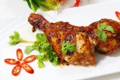Bạn có thể thử xem đùi gà chín hay chưa bằng cách lấy đũa chọc vào giữa đùi gà, khi rút đũa ra thấy không có nước màu hồng tiết ra là thịt đã chín. Khi đùi gà nướng muối ớt đã chín, bạn lấy ra ăn ngay khi còn nóng để cảm nhận được hương vị thơm ngon nhé!