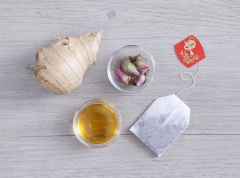 Cách làm trà hoa hồng: Rửa sạch nụ hoa hồng rồi để sang một bên. Rửa sạch gừng, gọt vỏ và thái thành lát.