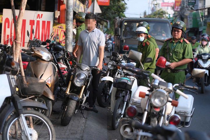 Ra quân xử lý lấn chiếm vỉa hè, lập lại trật tự giao thông khu vực đường Hiệp Bình - Báo Pháp Luật TP.HCM