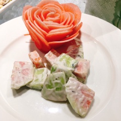 Sau khi trộn đều đợi khoảng 10 phút cho thấm là món salad táo mận đã hoàn thành rồi đó. Vừa ngon vừa bổ sung vitamin, rất thích hợp cho những bạn giảm cân nè.