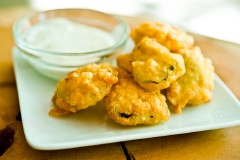 Dưa leo chiên xong vớt ra để ráo dầu, bạn có thể chấm cùng sốt Mayonnaise cũng rất ngon nha. Món này hợp khẩu vị rất nhiều người, thậm chí khiến không ít người nghiện ngay lần thử đầu tiên đấy.