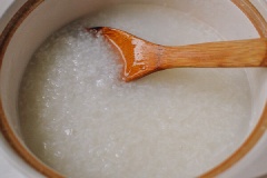 Chuẩn bị một nồi cỡ vừa, cho nước dùng vào đun sôi. Tiếp đến, cho phần cơm vào (không cần cho cơm về nhiệt độ phòng). Lúc này giảm lửa về mức nhỏ nhất, đậy nắp và thỉnh thoảng khuấy để khỏi cháy ở đáy nồi. Nấu trong khoảng 15 phút.