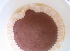 Đặt khay bánh cupcake vào lò viba (vi sóng). Nướng bánh trong lò viba khoảng 1 phút 30 giây.