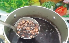 Cho đậu đỏ, nếp than, nước vào nồi, đun sôi sau đó hạ lửa. Đun liu riu khoảng 30-45 phút cho mềm.