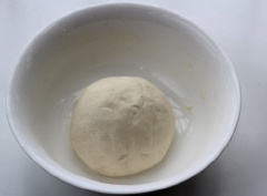 Cho bột mì vào trong tô lớn. Đổ nước có men vừa hòa tan vào từ từ vào bột rồi khuấy đều. Sau đó, nhào bột cho mịn, mềm. Lúc đầu có thể dính một chút. Đậy tô lại, rồi ủ bột trong khoảng 1 giờ hoặc cho đến khi chỗ bột nở lên gấp đôi.