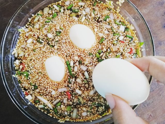 Trứng Gà Ngâm Nước Tương Mè