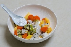 Cắt đôi trái cam, vắt lấy nước cho vào cùng. Thêm sốt mayonnaise và đường trắng vào, trộn đều.