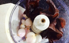 Nấm mèo ngâm nước cho mềm, cắt gốc, cho vào máy xay sinh tố cùng hành tím, xay nhỏ.