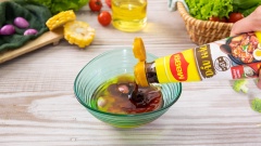 Làm hỗn hợp sốt ướp: Cho 30gr hành tím, 30gr tương ớt Maggi, 20gr dầu hào Maggi, 5gr hạt nêm Maggi, 30gr đường cát, 50gr dầu olive rồi xay nhuyễn.