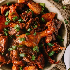 Cho thịt vịt ôm khoai môn ra đĩa, rắc thêm hành lá cắt nhỏ là có thể dùng. Vịt om khoai môn béo ngon với thịt vit om chín mềm thơm, cùng khoai môn bùi bùi hấp dẫn. Hương vị đậm đà, béo cay hấp dẫn, thích hợp dùng cho các bữa ăn ngày lạnh.