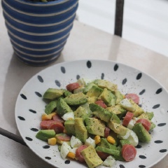 Bày trí salad ra đĩa là có thể dùng. Salad trái bơ trứng xúc xích và bắp hột đơn giản và dễ làm. Chỉ cần chuẩn bị đầy đủ nguyên liệu thì chỉ trong tích tắc bạn sẽ hoàn tất món khai vị hấp dẫn cho bữa cơm rồi nhé!