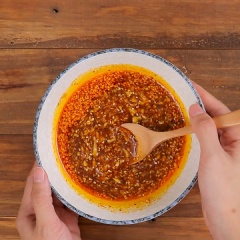 Trộn đều hỗn hợp gồm: 15gr hành tím băm, 15gr tỏi băm, 2 muỗng canh mật ong, 1/2 muỗng canh tiêu xay, 30gr mè trắng, 1 muỗng canh muối, 2 muỗng canh dầu hào, 3 muỗng canh dầu điều, 2 muỗng canh nước mắm. Sau đó cho 700gr thịt nạc vai heo cắt thái lát vào trộn đều để gia vị ngấm vào thịt, ướp 30 phút.