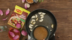 Bắc chảo nóng, phi thơm hành boa rô với 2 muỗng canh dầu ăn rồi sau đó cho nấm đùi gà vào xào săn trong 3 phút sau đó cho hỗn hợp sốt chao vào đảo đều và nấu đến khi nấm đùi gà ngấm đều sốt chao thì cho rau muống vào xào trong 4 phút.