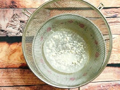 Trước tiên bạn cho 50g bột mì, 50g bột gạo vào tô rồi thêm 40g đường và trộn đều nguyên liệu. Đập 1 quả trứng gà vào tô bột rồi thêm 50ml nước, 100ml nước cốt dừa sau đó dùng phới lồng khuấy thật đều cho nguyên liệu hòa tan. Lọc hỗn hợp qua rây để loại bỏ chất lợn cợn có trong bột, ta được hỗn hợp bột mịn mượt. Để bột nghỉ 20 phút mới làm tiếp.