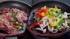 Làm nóng chảo với 1 muỗng canh dầu ăn, cho thịt bò và tiêu xanh vào chiên lửa lớn đến khi thịt hơi xém hai mặt. Cho ớt chuông, hành tây và nấm vào đảo đều, thêm 1/2 muỗng cà phê hạt nêm, xào cho các loại rau vừa chín tới. Pha 1 muỗng cà phê bột bắp với chút nước rồi cho vào chảo xào để nước xào hơi sánh lại thì tắt bếp.