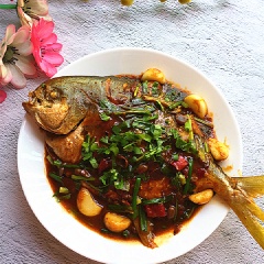 Thịt cá chim rất bùi và ngọt. Chắc hẵn là bạn đã ăn nhiều món chiên xù với cá này. Hôm nay thử triển luôn thử món Cá chim om sốt cà chua nước tương này để nếm thử vị xem sao nhé!