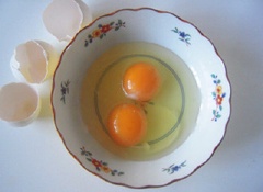Đầu tiên, chuẩn bị khoảng 1/2 chén nước. Sau đó, đập trứng gà vào cùng nè. Hành lá rửa sạch, cắt nhỏ.