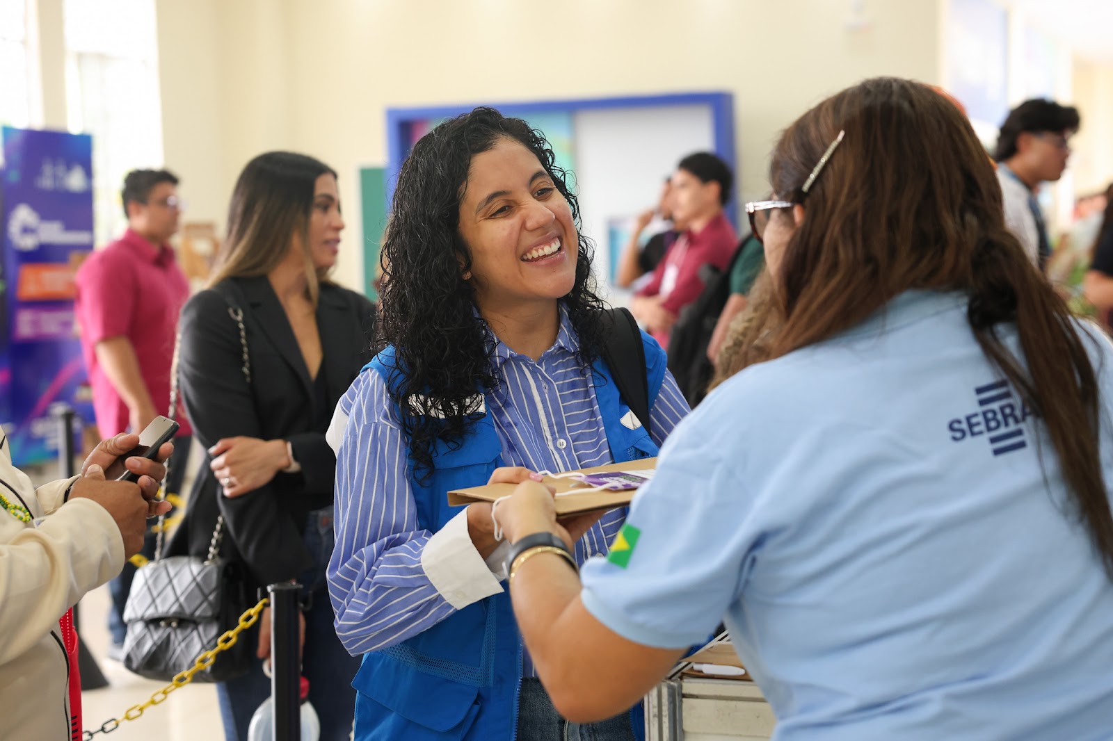Analista do Sebrae Roraima orienta empresário sobre gestão financeira e crédito consciente para pequenos negócios.